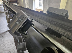 ベルトコンベア蛇行防止対策部品取付